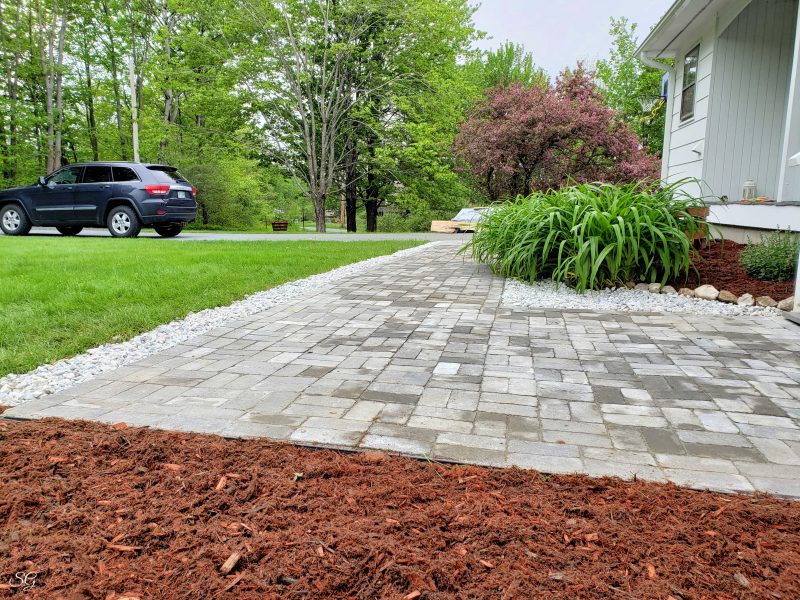 marble-and-mulch-walkway-border